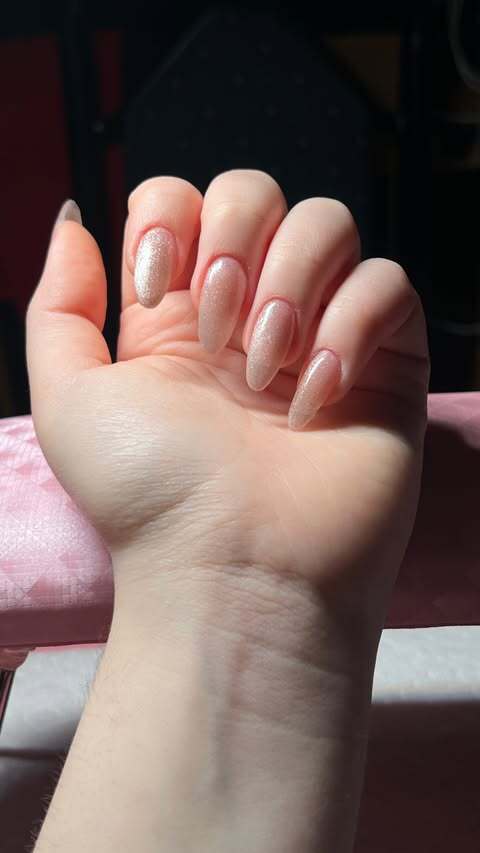 Création d’ongles argentés et roses par OnglesMeky